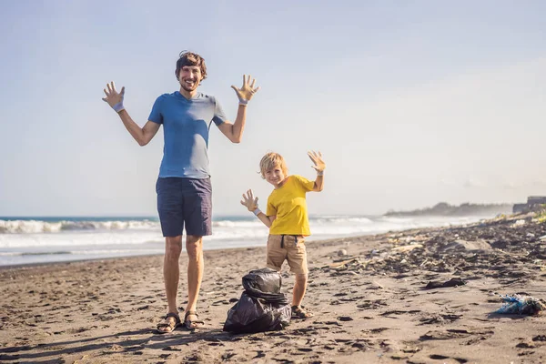 Papà e figlio stanno pulendo la spiaggia. Educazione naturale dei bambini — Foto Stock