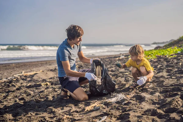 Papá e hijo están limpiando la playa. Educación natural de los niños — Foto de Stock