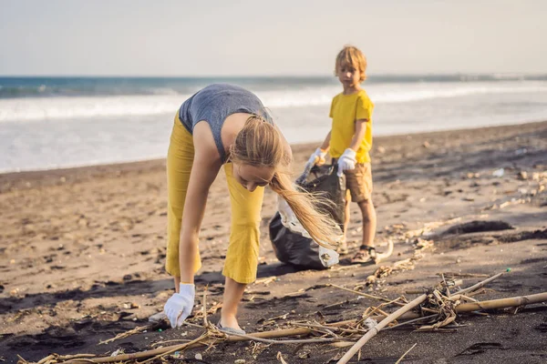 Mutter und Sohn säubern den Strand. Natürliche Erziehung der Kinder — Stockfoto