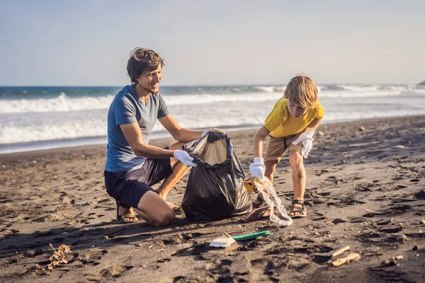 Vater und Sohn säubern den Strand. Natürliche Erziehung der Kinder — Stockfoto