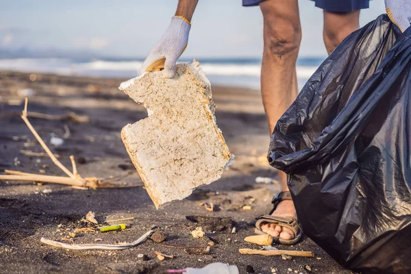 Junger Mann beim Aufräumen am Strand. Natürliche Erziehung der Kinder — Stockfoto