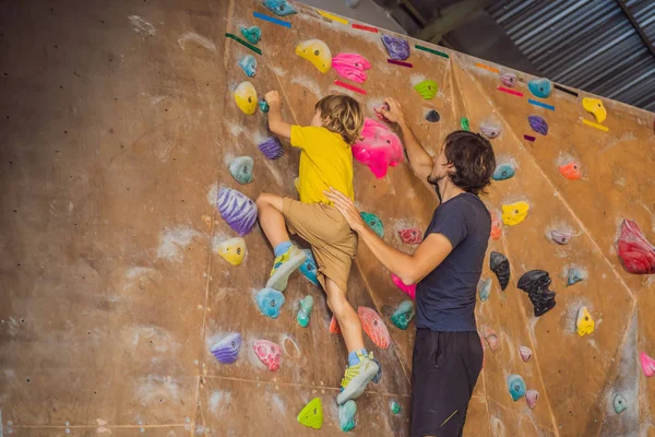 Otec a syn u lezecké zdi. Rodinný sport, zdravý životní styl, šťastná rodina — Stock fotografie