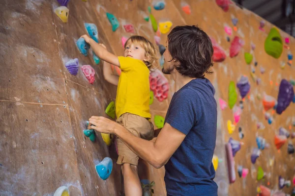 Baba ve oğlu tırmanma duvarında. Aile sporu, sağlıklı yaşam tarzı, mutlu aile — Stok fotoğraf