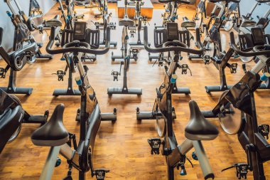 aerobik egzersiz bisikletleri spor salonu oda çok üst üste iplik