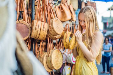 Kadın gezgin Bali, Endonezya Ubud de pazarda hediyelik eşya seçin