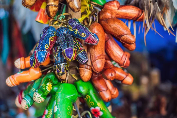 Recuerdos típicos y artesanías de Bali en el famoso Mercado de Ubud — Foto de Stock