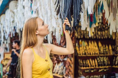 Kadın gezgin Bali, Endonezya Ubud de pazarda hediyelik eşya seçin