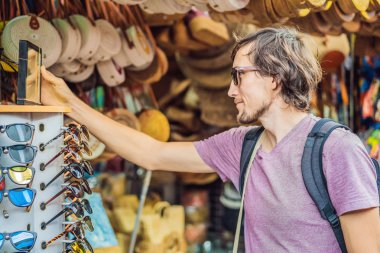 Adam gezgin Bali, Endonezya Ubud de pazarda hediyelik eşya seçin