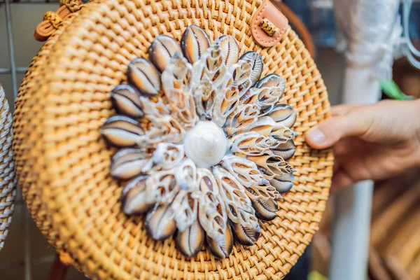 Lembranças e artesanato típicos de Bali no famoso Ubud Market — Fotografia de Stock