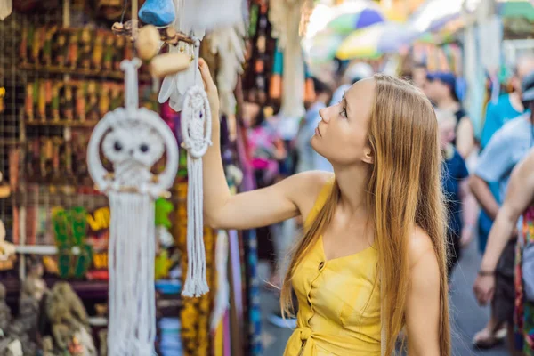 Mulher viajante escolher lembranças no mercado em Ubud em Bali, Indonésia — Fotografia de Stock