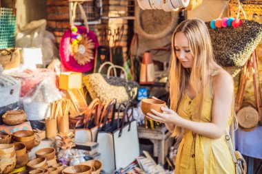 Kadın gezgin Bali, Endonezya Ubud de pazarda hediyelik eşya seçin