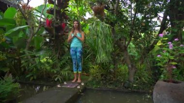 Bir Sadhu kurulu veya tropikal bir ortamda bir çivi tahtası kullanarak genç bir kadının Slowmotion atış