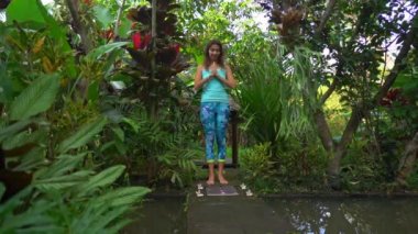 Bir Sadhu kurulu veya tropikal bir ortamda bir çivi tahtası kullanarak genç bir kadının Slowmotion atış