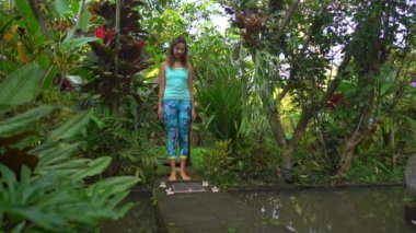 Bir Sadhu kurulu veya tropikal bir ortamda bir çivi tahtası kullanarak genç bir kadının Slowmotion atış
