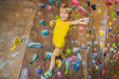 bir açık tırmanma merkezinde bir duvara tırmanma çocuk