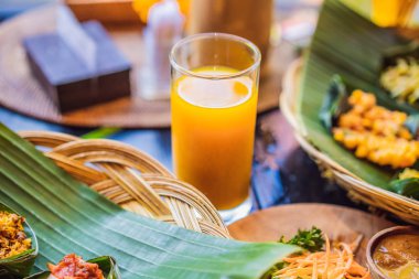 Jamu. Geleneksel tıp ve Endonezya, Java ile en yaygın olarak karşılaşılan bazı bitkisel içki. Bitkilerin kök, kabuk, çiçek, tohum, yaprak ve meyve gibi parçalar gibi doğal malzemelerden yapılmış