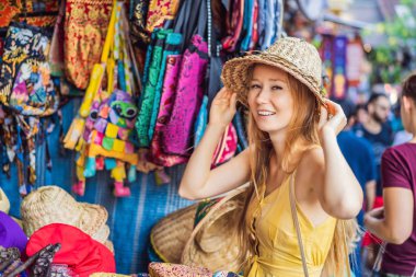 Kadın gezgin Bali, Endonezya Ubud de pazarda hediyelik eşya seçin