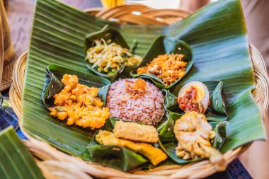 Nasi lemak, Nasi campur, Patates fritter ile Endonezya Bali pirinç, sate lilit, kızarmış tofu, baharatlı haşlanmış yumurta ve fıstık