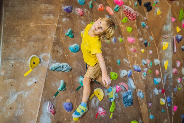 Child climbing on a wall in an outdoor climbing center — Stock Photo, Image