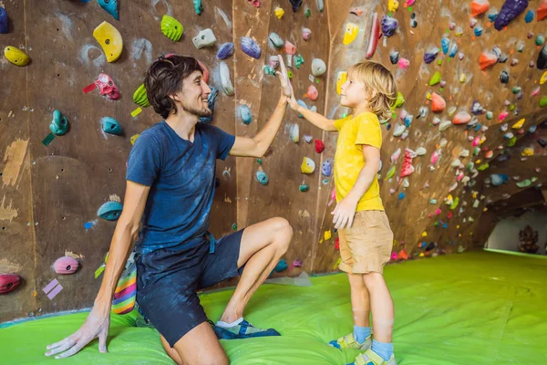 Papá e hijo en la pared de escalada. Deporte familiar, estilo de vida saludable, familia feliz — Foto de Stock