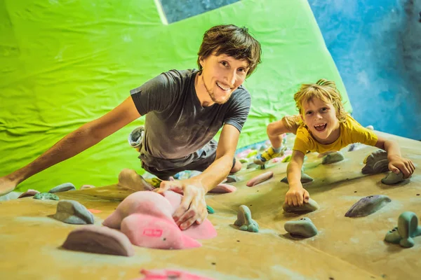 Papá e hijo en la pared de escalada. Deporte familiar, estilo de vida saludable, familia feliz — Foto de Stock