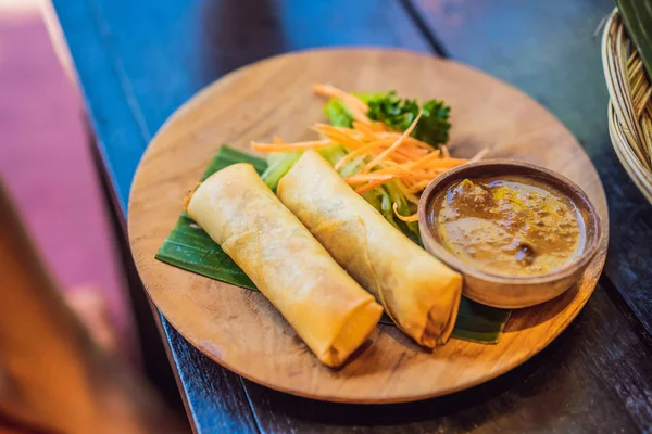 Rollos fritos de primavera servidos con ensalada y salsa. Plato tradicional de Indonesia y Asia —  Fotos de Stock