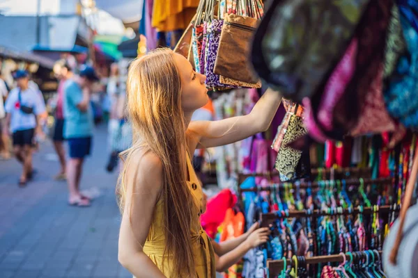 Жінка-мандрівник вибрати сувеніри на ринку в Убуд на Балі, Індонезія — стокове фото