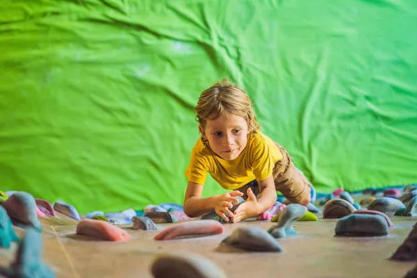 Kind klettert in einem Outdoor-Kletterzentrum an einer Wand — Stockfoto