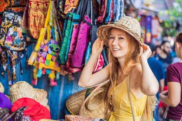 Mujer viajera elegir recuerdos en el mercado en Ubud en Bali, Indonesia — Foto de Stock