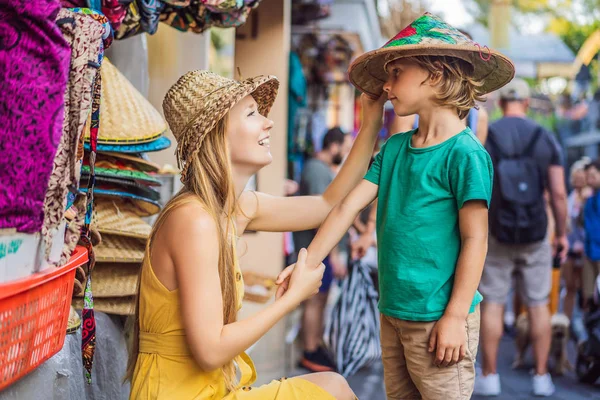 Máma a syn cestující si na tržišti v Ubud na Bali vybrali suvenýry — Stock fotografie