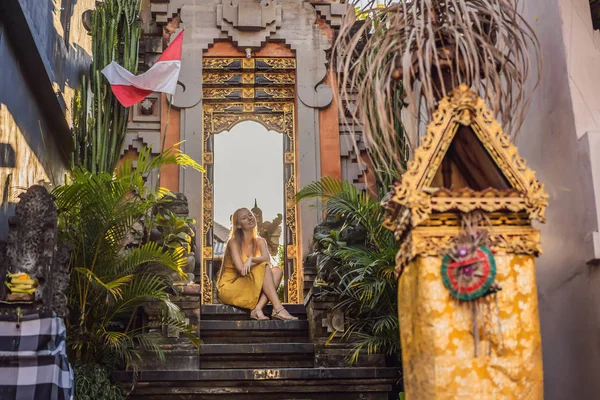 Joven turista en el fondo de las puertas balinesas. Concepto de viaje de Bali —  Fotos de Stock