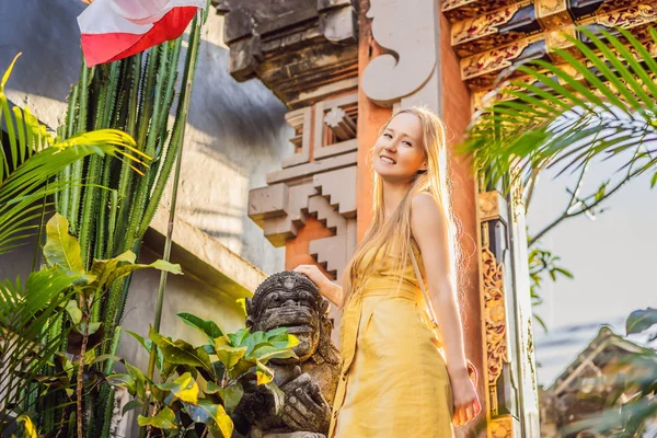 Bali kapılarının arka planında genç bir kadın turist. Bali Seyahat Konsepti