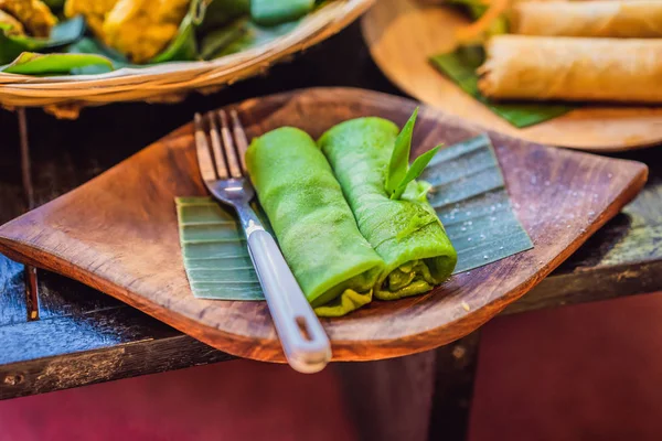 Традиционная индонезийская еда из тонкого зеленого блина — стоковое фото