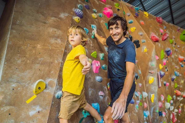 Papá e hijo en la pared de escalada. Deporte familiar, estilo de vida saludable, familia feliz — Foto de Stock