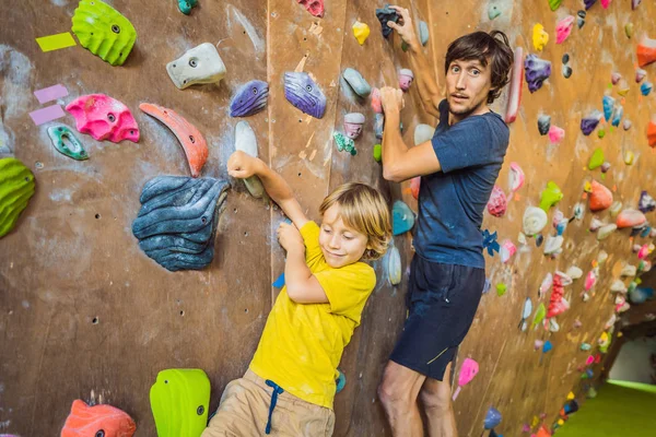 Papá e hijo en la pared de escalada. Deporte familiar, estilo de vida saludable, familia feliz — Foto de Stock