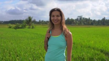 Yoga matematik güzel bir pirinç alanında yürürken genç bir kadının Slowmotion steadicam atış