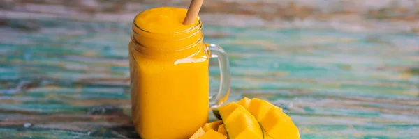 Ένα ποτήρι χυμό μάνγκο με άχυρο που πίνει μπαμπού. Εξωτικά διακοπές, το κρύο ποτό έννοια πανό, μακρά μορφή — Φωτογραφία Αρχείου