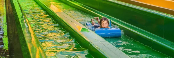 아름다운 열대 리조트 배너, 긴 형식에서 여름 휴가 동안 재미를 수영장에서 워터 슬라이드에 행복 한 소년 — 스톡 사진