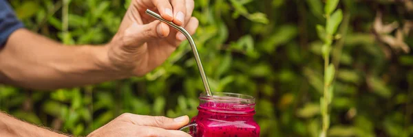 Dragon fruit smoothie with steel drinking straw in male hands BANNER, LONG FORMAT — Stock Photo, Image