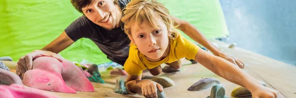 Vater und Sohn an der Kletterwand. Familiensport, gesunder Lebensstil, glückliches Familienbanner, langes Format — Stockfoto