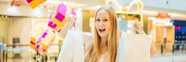 Mulher jovem com compras em loja de Ano Novo. Venda de Natal, Black Friday BANNER, LONG FORMAT — Fotografia de Stock