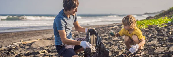 Папа и сын убирают пляж. Естественное воспитание детей BANNER, LONG FORMAT — стоковое фото