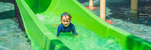 아름다운 열대 리조트 배너, 긴 형식에서 여름 휴가 동안 재미를 수영장에서 워터 슬라이드에 행복 한 소년 — 스톡 사진