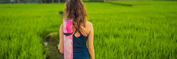 Młoda kobieta praktyka jogi na zewnątrz w polach ryżowych rano podczas rekolekcyjnego Wellness w Bali banner, Long format — Zdjęcie stockowe