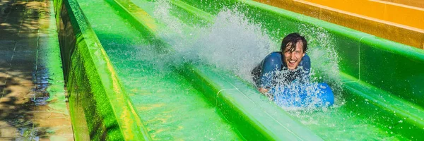 Papá e hijo se divierten en el parque acuático BANNER, FORMATO LARGO — Foto de Stock