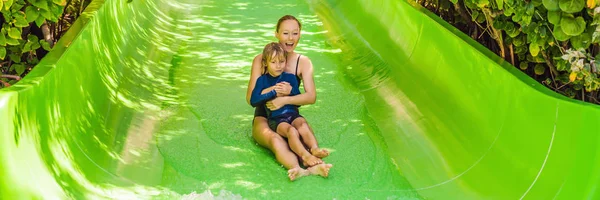 Anya és fia szórakozni a vízi parkban BANNER, hosszú FORMAT — Stock Fotó