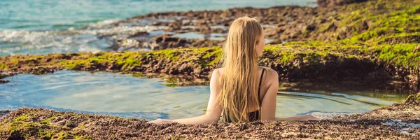 Jeune touriste sur la plage de Pantai Tegal Wangi, assise dans un bain d'eau de mer, île de Bali, Indonésie. Bali Travel Concept BANNER, FORMAT LONG — Photo