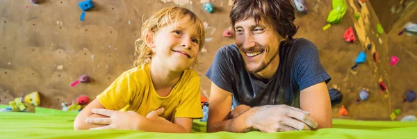 Vater und Sohn an der Kletterwand. Familiensport, gesunder Lebensstil, glückliches Familienbanner, langes Format — Stockfoto