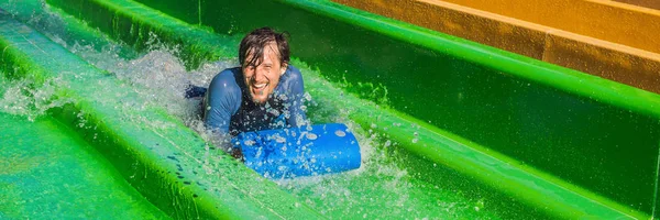 Hombre divirtiéndose en el parque acuático BANNER, FORMATO LARGO — Foto de Stock