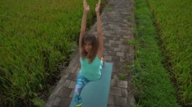 Yoga matematik güzel bir pirinç alanında yürürken genç bir kadının Slowmotion steadicam atış